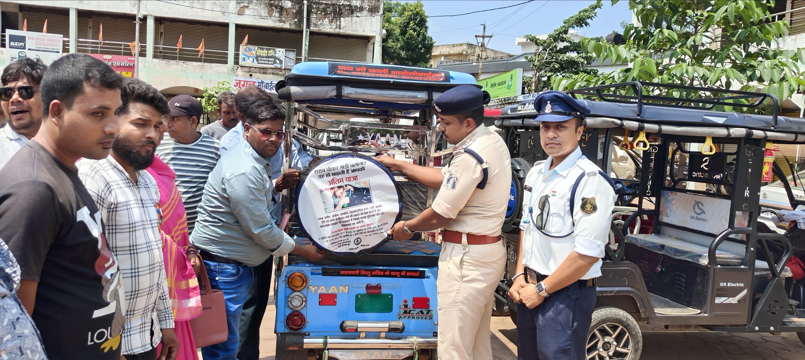 यातायात पुलिस ने ऑटो रिक्शा चालकों को दी यातायात नियमों की जानकारी