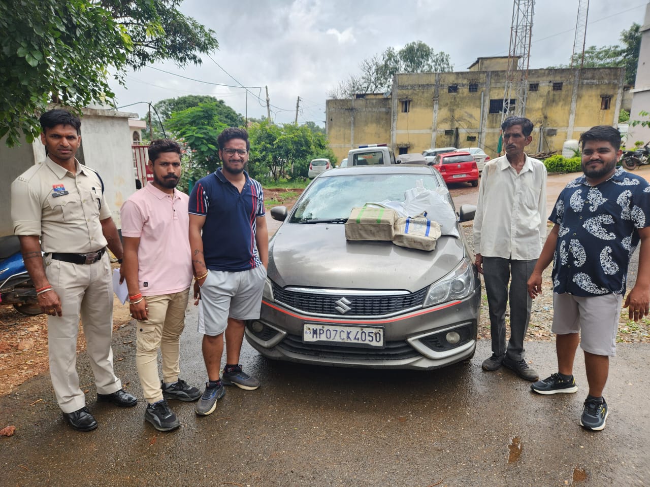 कबीरधाम पुलिस की बड़ी कार्यवाही – अवैध परिवहन करते हुए 40 लाख रुपए से अधिक मूल्य की 38 किलो चांदी जब्त*