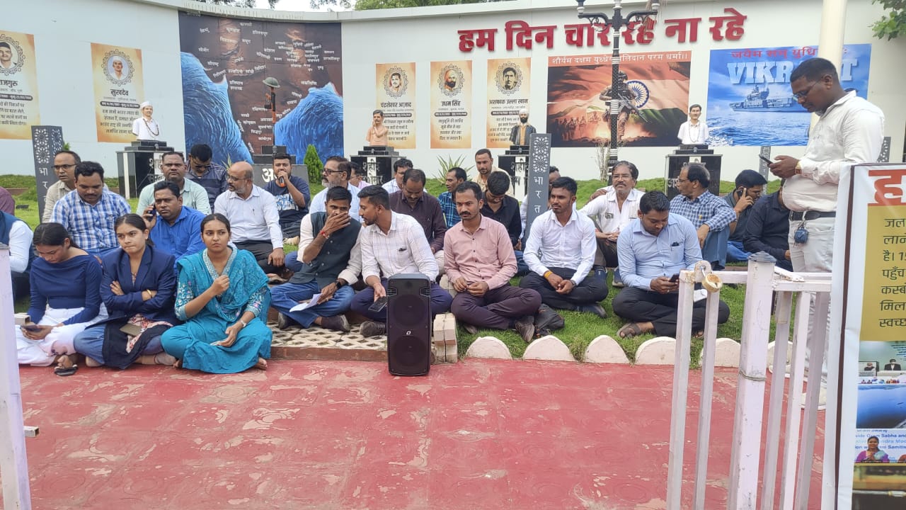 कवर्धा-प्रकाश संजय यादव पर FIR के विरोध में पत्रकार संघ द्वारा धरना प्रदर्शन*