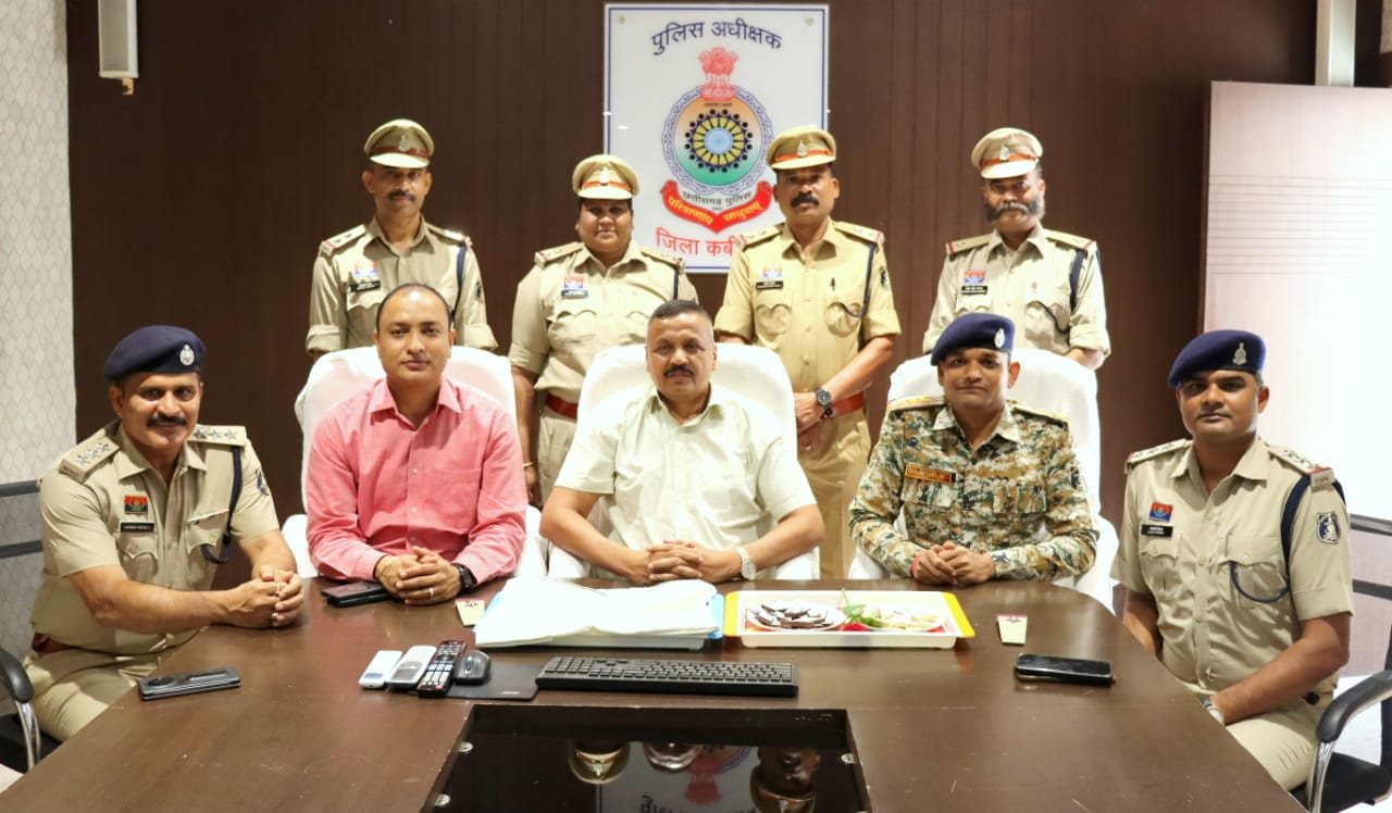 कबीरधाम पुलिस अधीक्षक  धर्मेंद्र सिंह एवं अतिरिक्त पुलिस अधीक्षक  पुष्पेंद्र बघेल द्वारा जिले के तीन सहायक उप निरीक्षकों को स्टार लगाकर उप निरीक्षक के पद पर पदोन्नति प्रदान किया गया।*