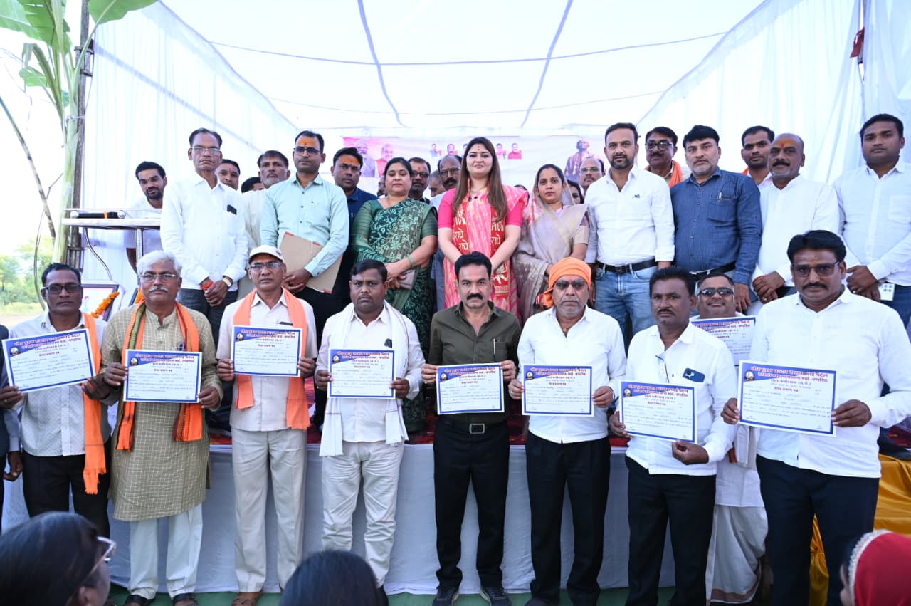 विधायक भावना बोहरा ने केन केरियर की पूजा कर पंडरिया में शेयर प्रमाण पत्र वितरण एवं गन्ना खरीदी व पेराई सत्र का किया शुभारंभ, सरदार पटेल की प्रतिमा और हनुमान मंदिर स्थापना की भी घोषणा की*