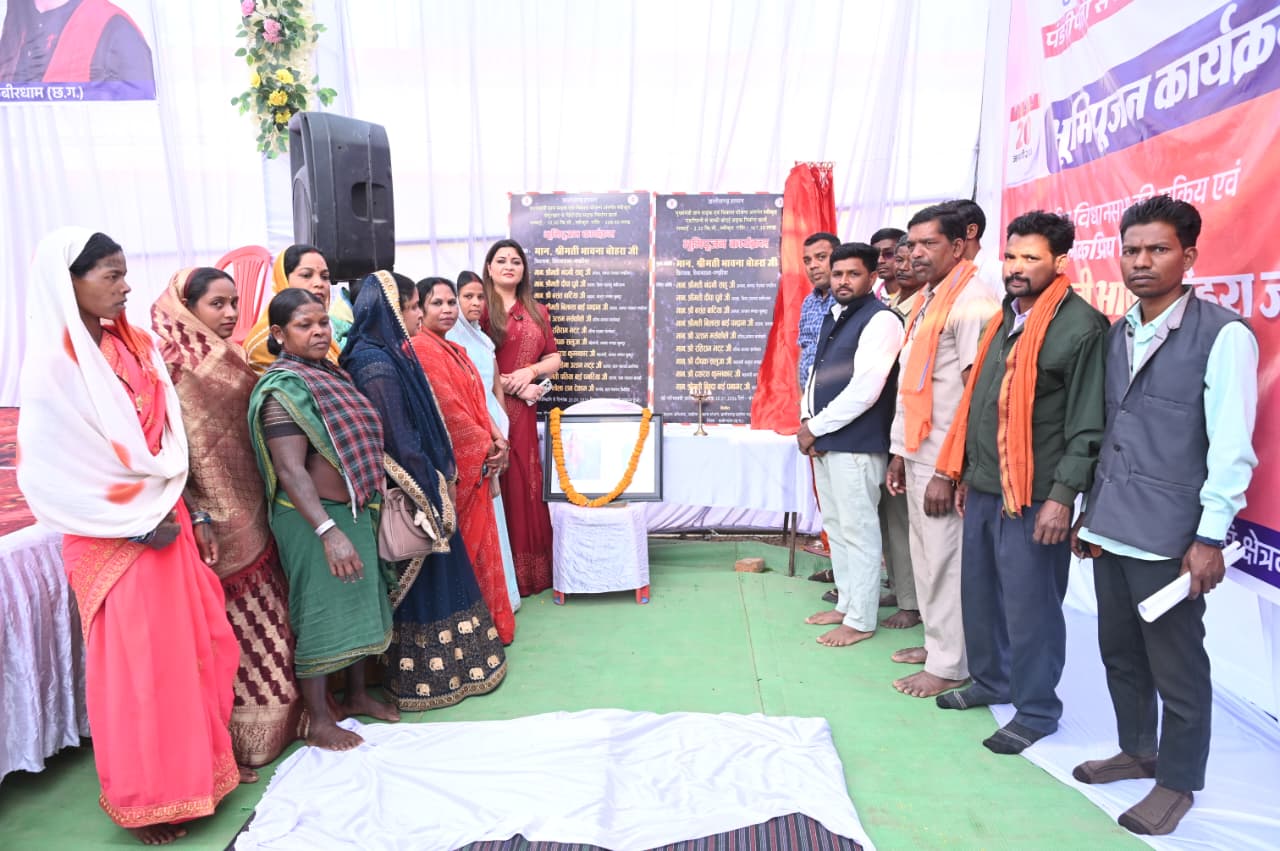पंडरिया विधानसभा के आदिवासी बाहुल्य वनांचल क्षेत्रों में विकास की तेज रफ्तार, विधायक भावना बोहरा ने ₹14.58 लागत की 3 सड़क निर्माण कार्य का किया भूमिपूजन*