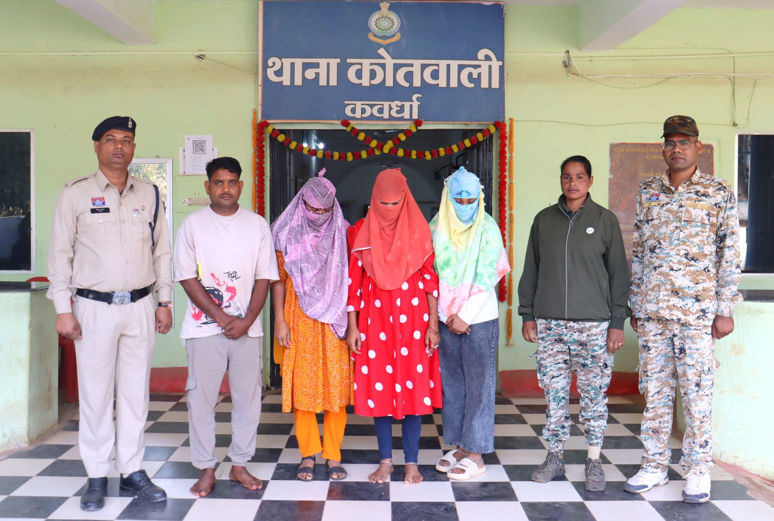 घुघरी रोड अटल आवास क्षेत्र में देह व्यापार की गतिविधियों पर कबीरधाम पुलिस की सख्त कार्रवाई, एक दलाल सहित 03 युवतियां हिरासत में*