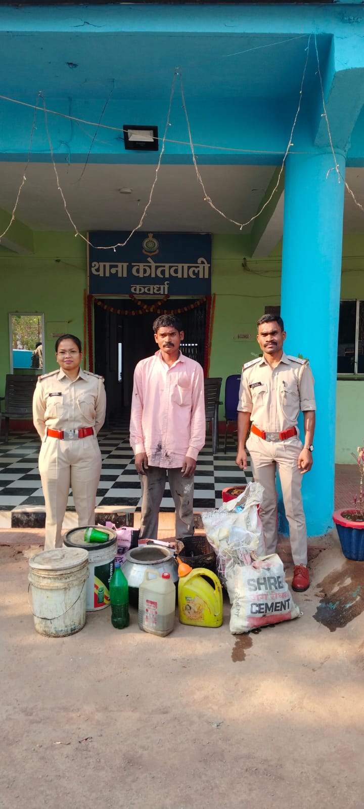 अवैध शराब पर बड़ी कार्यवाही, दो अलग-अलग मामलों में आरोपियों के कब्जे से महुआ शराब व बिक्री हेतु रखी देशी मदिरा जप्त